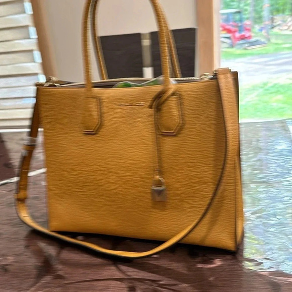 Michael Kors
Michael Kors Yellow Leather Large Mercer Tote - Picture 2 of 6